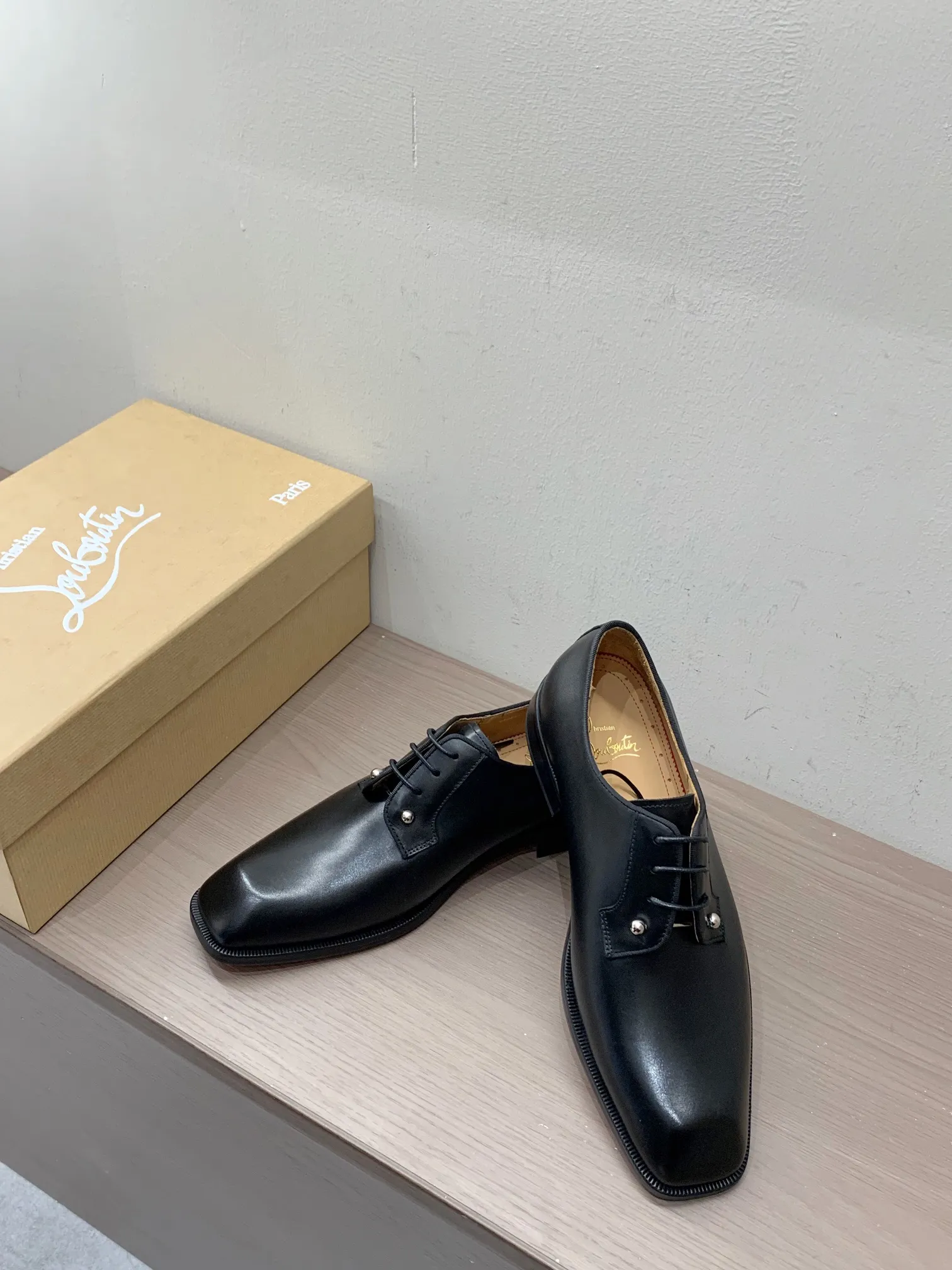 [CL red sole shoes] Top P: 1020💰 Size 39-44 (38.45.46 custom-made, non-returnable) Christian Louboutin men's classic Oxford shoes, men's business formal leather shoes💫Original molding, 1:1 replica, specially made for nobles. The unique shoe shape is unique and 100% comfortable! The whole shoe is made of imported Italian cowhide material, carefully selected, with fine pores and rich luster. Cow leather lining, soft and comfortable, sweat-absorbent and breathable. Genuine leather outsole, non-slip and wear-resistant, full of texture, elegant and luxurious overall, integrating comfort, formality and luxury! The Rolls Royce of shoes!